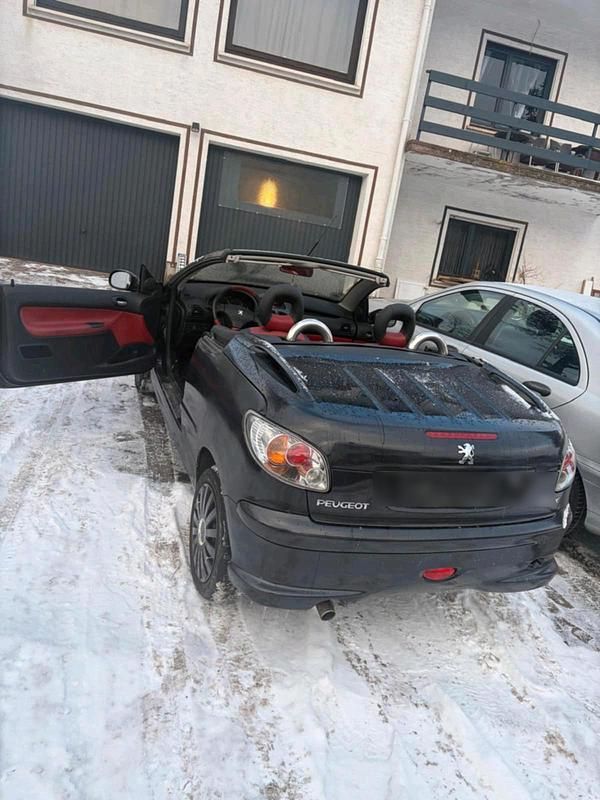 Schwarz Gebraucht 2004 Peugeot 206 CC Cabrio | 1.900 € (Etwas zu teuer) - Bild 1/4