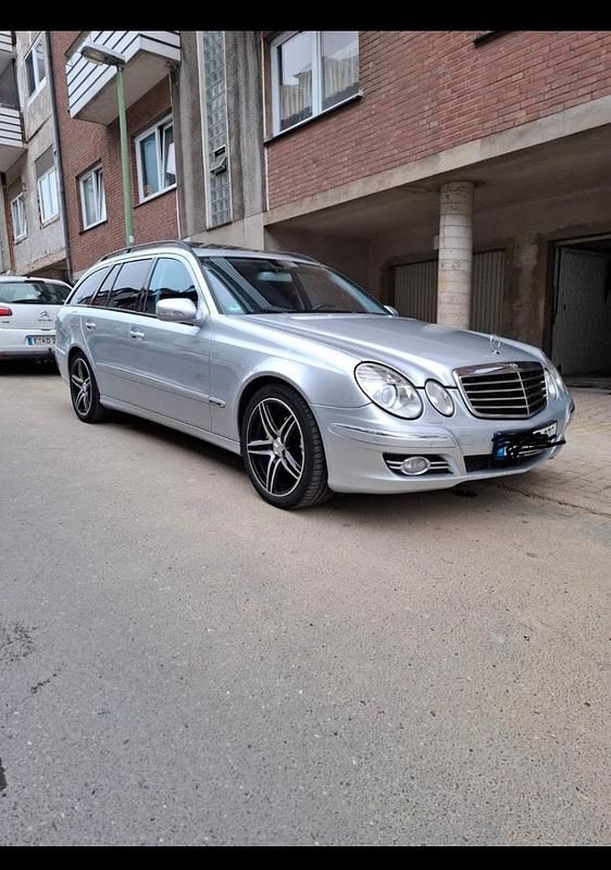 Silber Gebraucht 2006 Mercedes E220 Avantgarde Kombi | 2.600 € (Superpreis) - Bild 1/4