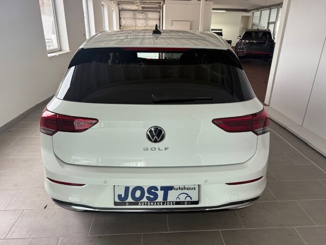 Gebraucht VW Golf VIII Active 116 PS (85 kW) 2022 Weiß Limousine