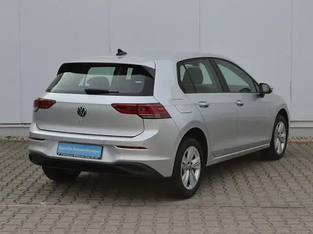 Gebraucht VW Golf VIII Life 131 PS (96 kW) 2023 Reflexsilber metallic Limousine