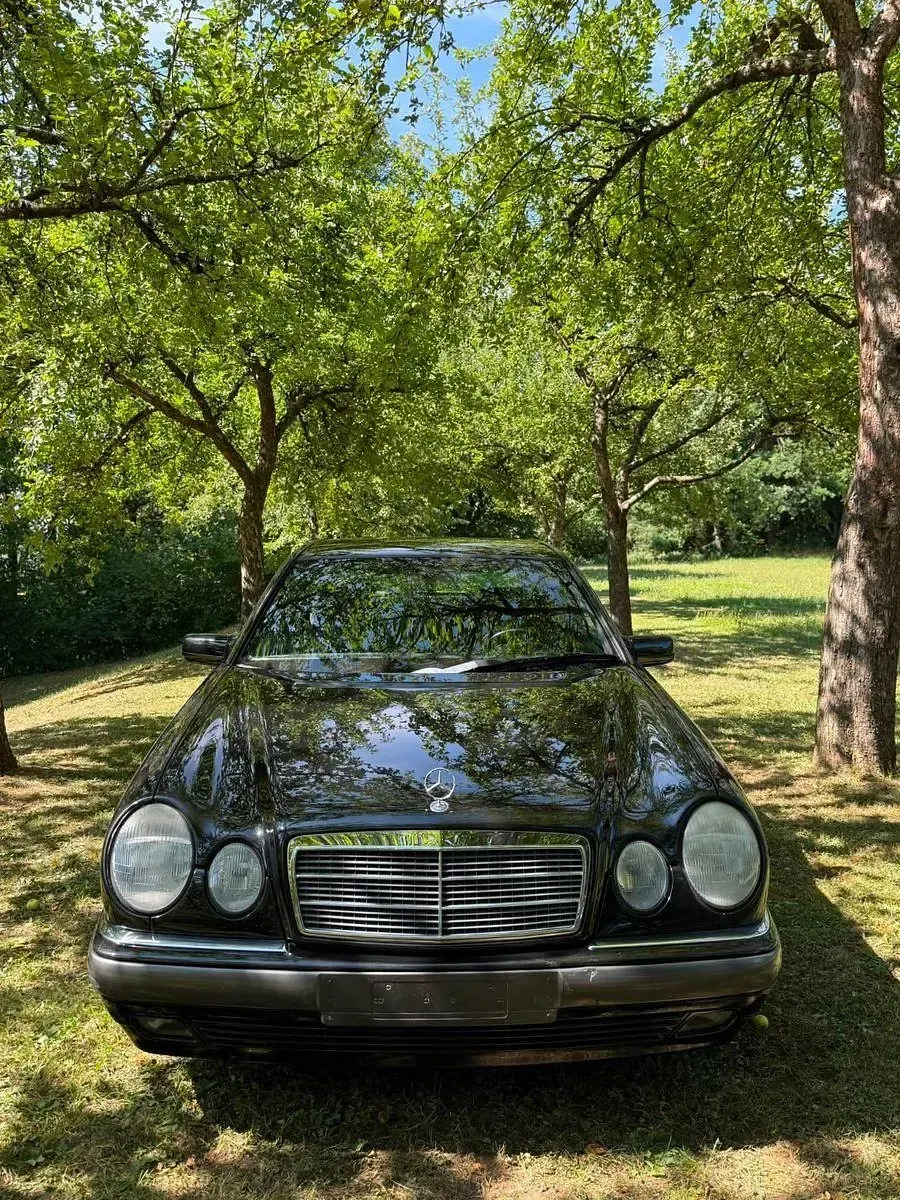 Gebraucht Mercedes E240 Elegance 170 PS (125 kW) 1998 Schwarz Limousine