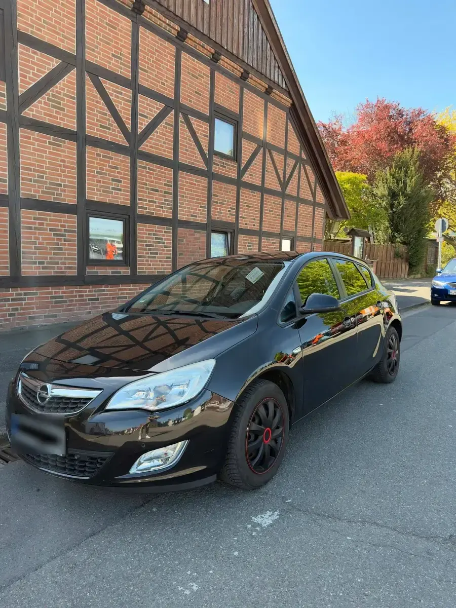 Usado Opel Astra 140 HP (102 kW) 2011 Preto Sedan