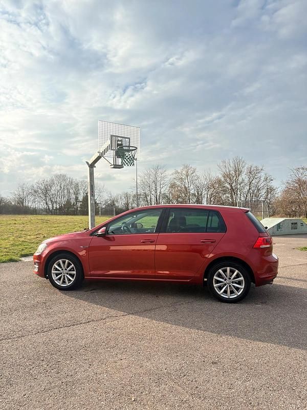 Gebraucht VW Golf VII LOUNGE 150 PS (110 kW) 2015 Rot Kleinwagen