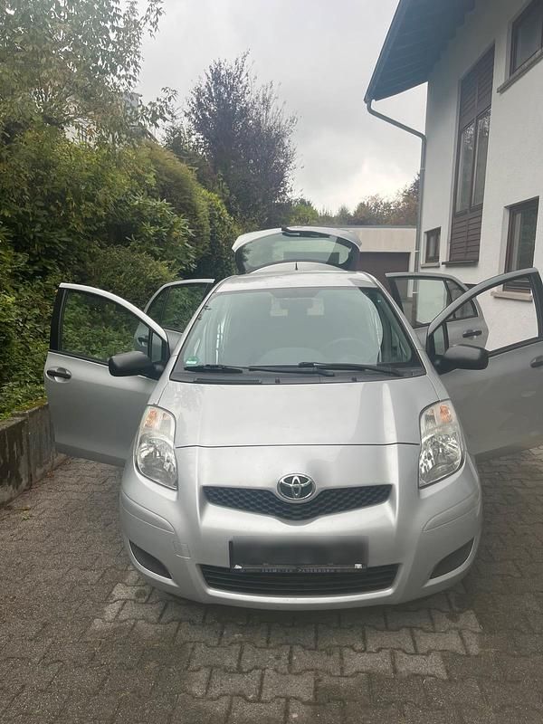 Grau Gebraucht 2010 Toyota Yaris Kleinwagen | 6.000 € - Bild 1/4