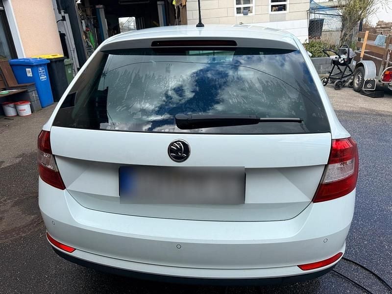 Gebraucht Skoda Rapid Joy 116 PS (85 kW) 2016 Weiß Kleinwagen