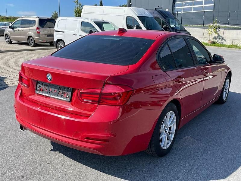 Gebraucht BMW 318 Advantage 136 PS (100 kW) 2018 Rot Limousine