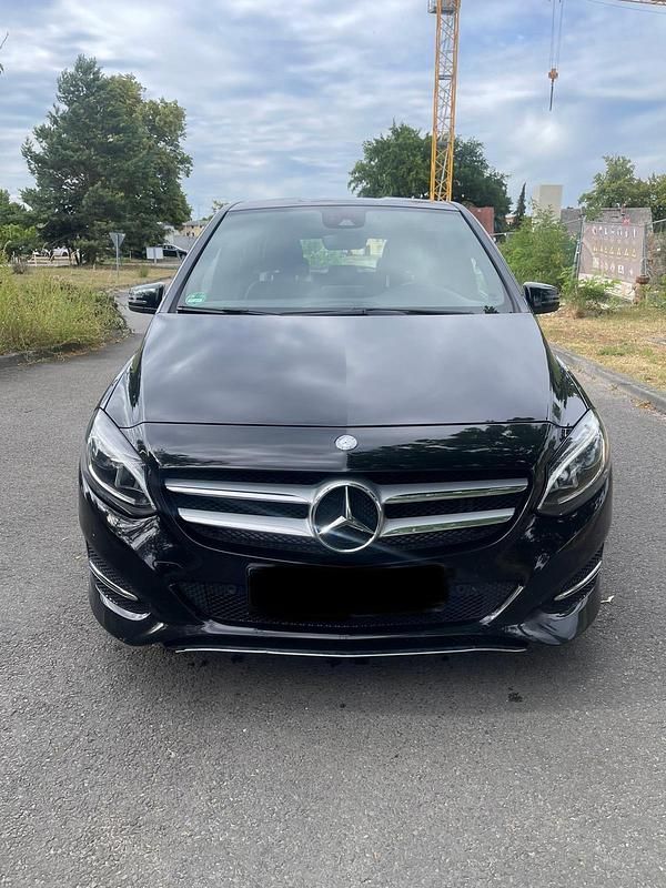 Schwarz Gebraucht 2015 Mercedes B180 Van / Kleinbus | 9.500 € - Bild 1/4