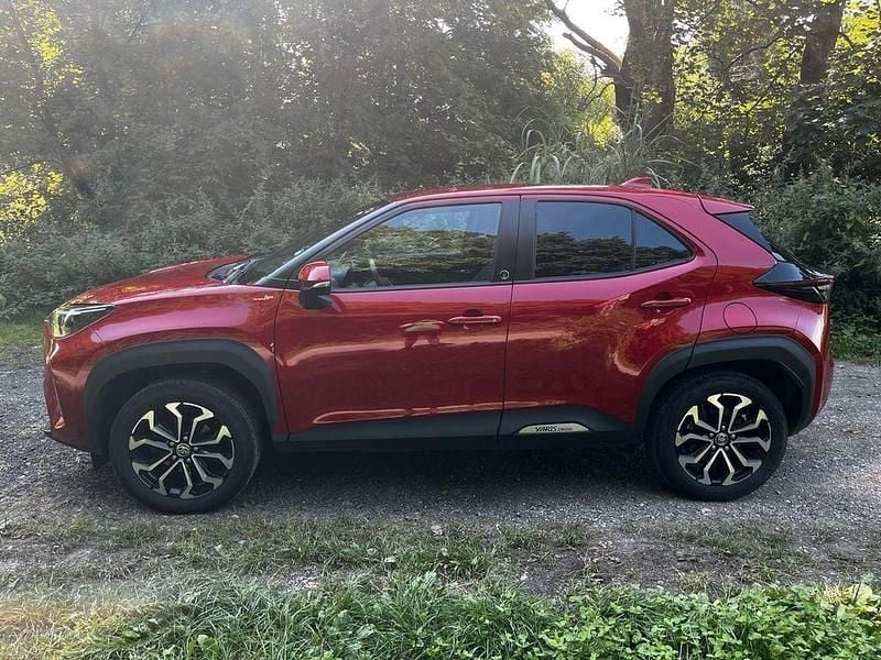 Rot Gebraucht 2023 Toyota Yaris Cross Team SUV | 22.999 € (Guter Preis) - Bild 1/4