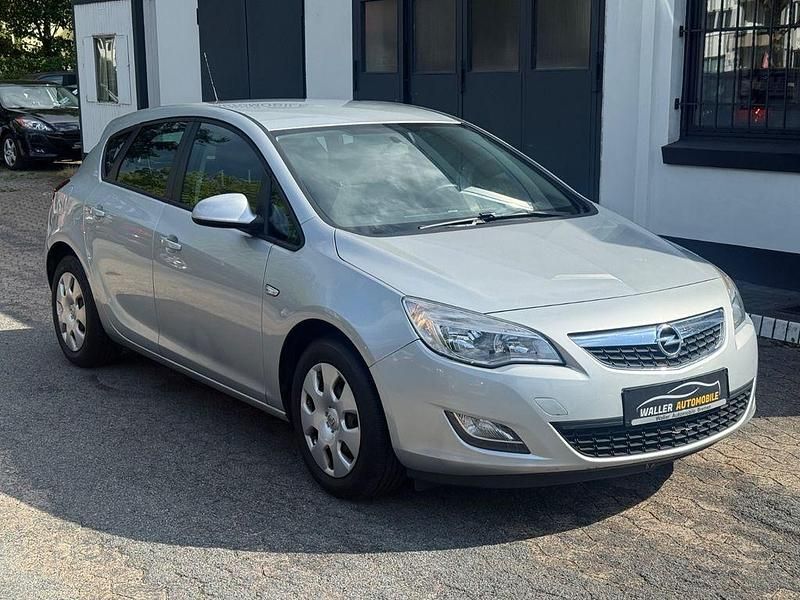 Silber Gebraucht 2012 Opel Astra Edition Limousine | 5.990 € (Fairer Preis) - Bild 1/4
