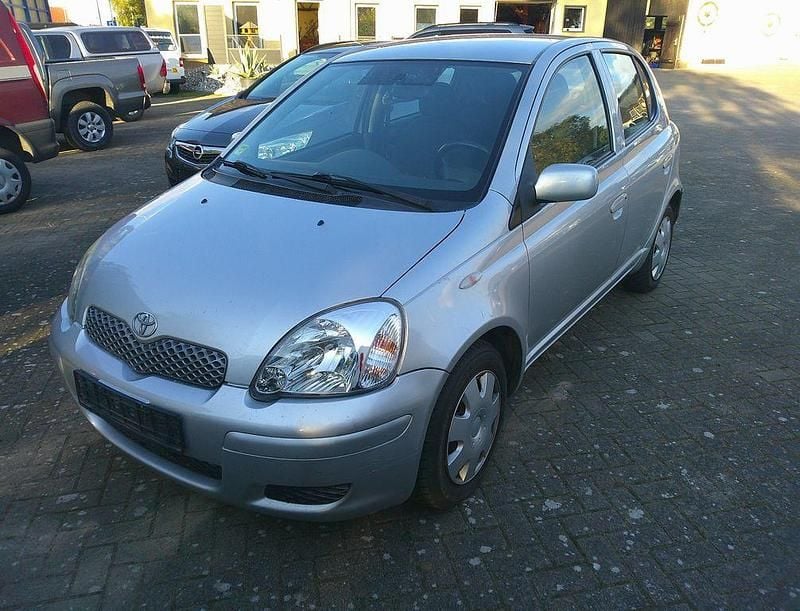Silber Gebraucht 2003 Toyota Yaris Sol Limousine | 1.999 € (Fairer Preis) - Bild 1/4