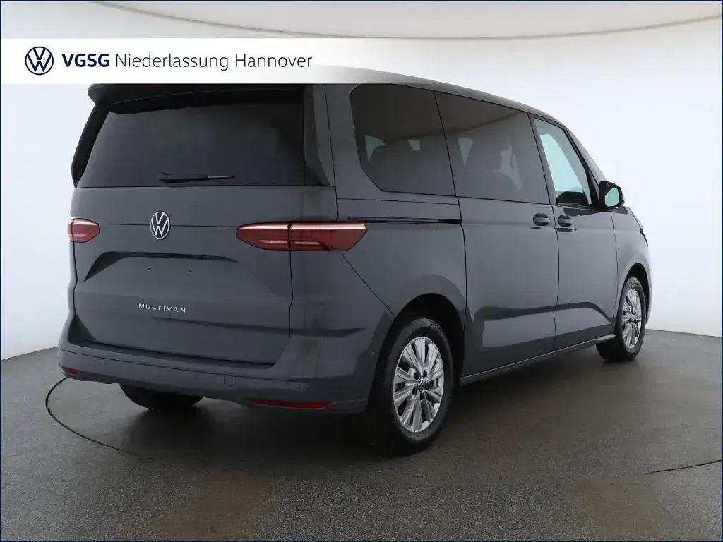 Second-hand VW Multivan Life 150 CP (110 kW) 2025 Gri Monovolum
