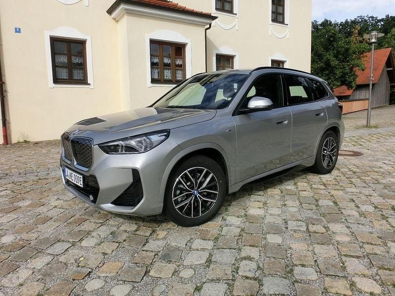 Grau Gebraucht 2025 BMW iX1 M Sport SUV | 47.900 € (Fairer Preis) - Bild 1/4