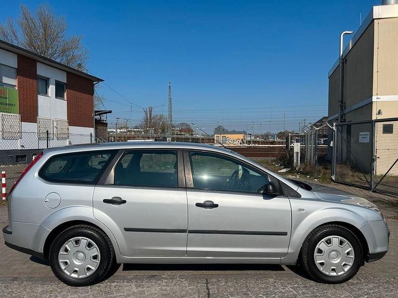 Gebraucht Ford Focus Trend 101 PS (74 kW) 2006 Silber Kombi