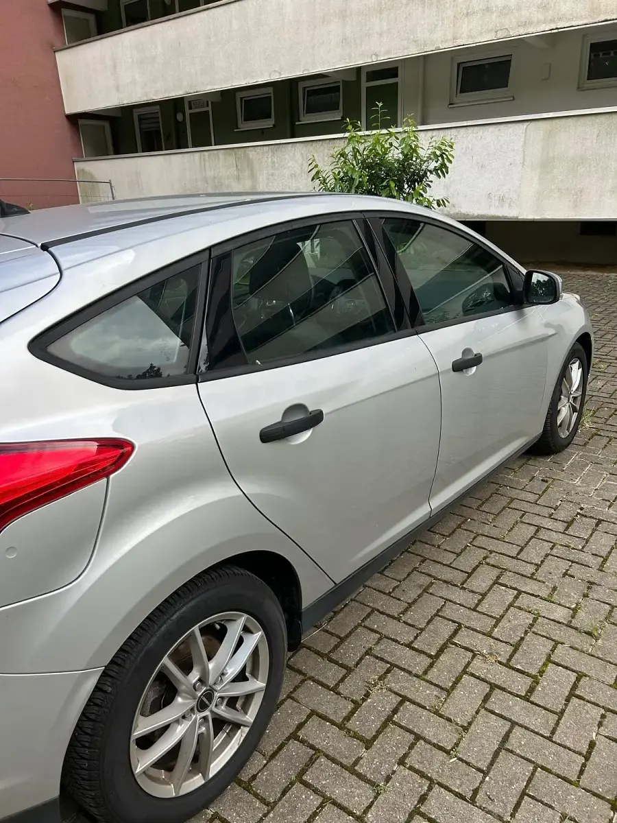 Gebraucht Ford Focus 105 PS (77 kW) 2014 Grau Limousine