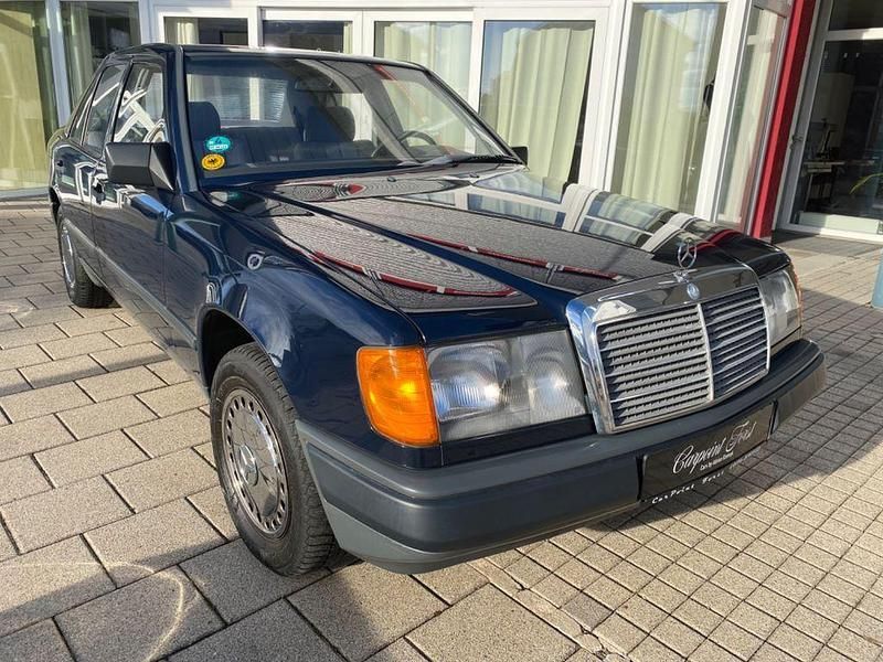 Blau Gebraucht 1987 Mercedes 230 Limousine | 11.490 € - Bild 1/4