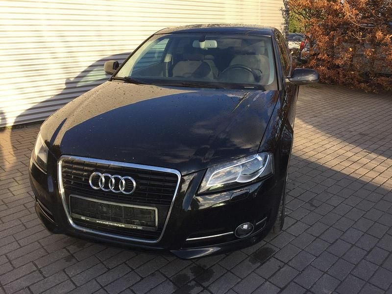 Schwarz Gebraucht 2011 Audi A3 Ambition Limousine | 5.490 € (Guter Preis) - Bild 1/3