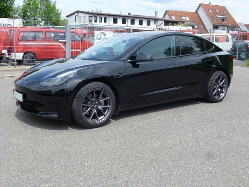 Schwarz Gebraucht 2022 Tesla Model 3 Standard Range Plus Limousine | 35.900 € (Teuer) - Bild 1/4