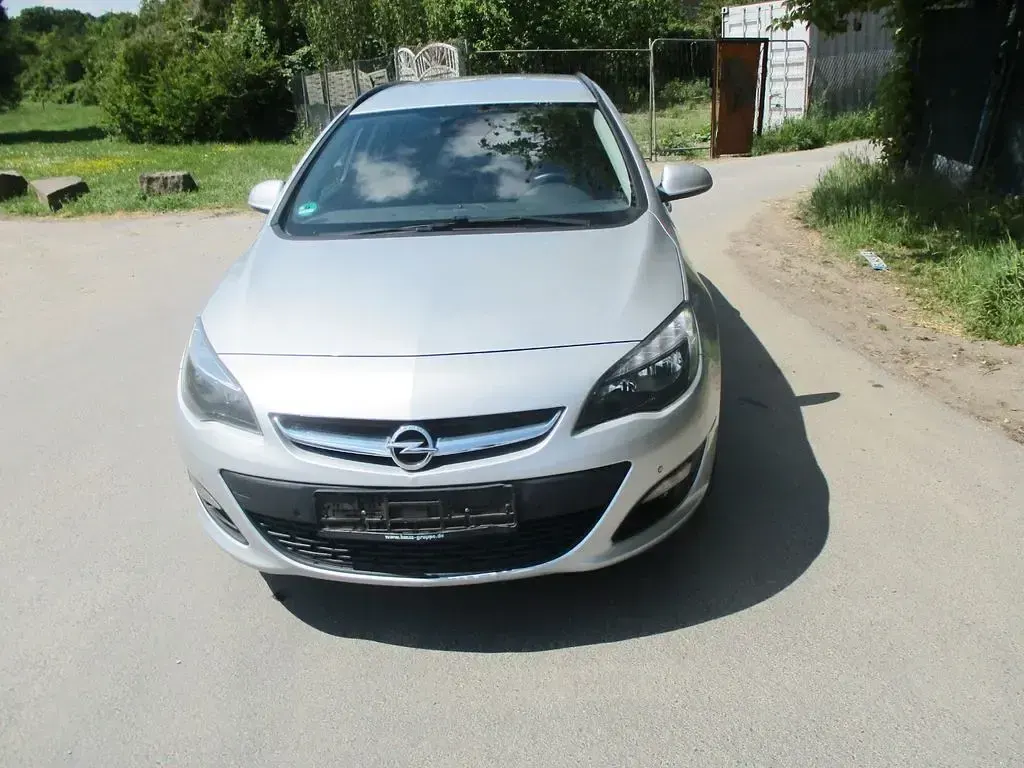 Second-hand Opel Astra 136 CP (100 kW) 2015 Argintiu Berlinǎ