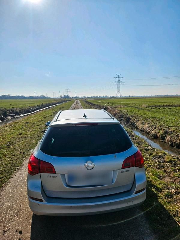 Gebraucht Opel Astra 116 PS (85 kW) 2011 Silber Limousine