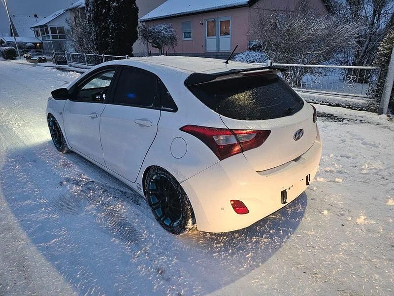 Gebraucht Hyundai i30 Style 110 PS (80 kW) 2013 Weiß Limousine