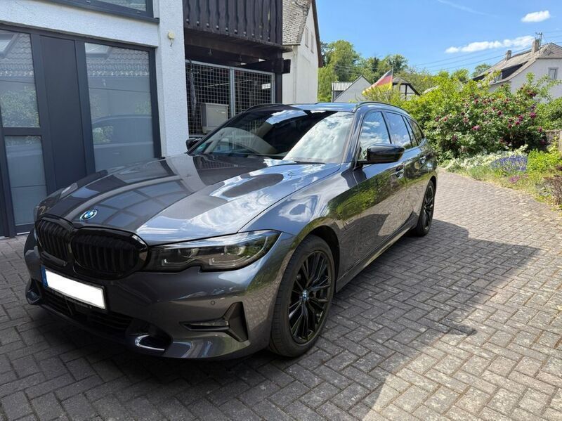 Grau Gebraucht 2021 BMW 330e Sport Line Kombi | 29.490 € (Etwas zu teuer) - Bild 1/4
