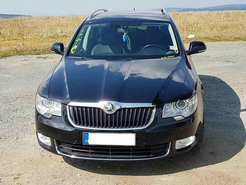 Schwarz Gebraucht 2011 Skoda Superb Elegance Kombi | 5.750 € (Superpreis) - Bild 1/4