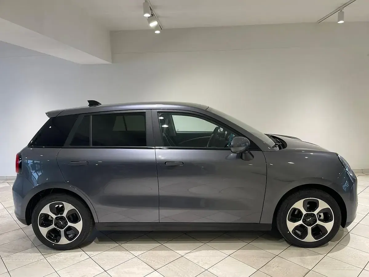 Neu JAC E30X 100 kW (136 PS) 2026 Grau metallic Kleinwagen