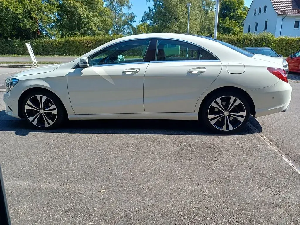 Gebraucht Mercedes CLA180 122 PS (89 kW) 2016 Calcitweiss  unilack Coupé