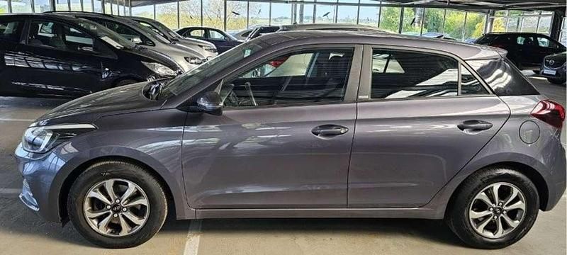 Gebraucht Hyundai i20 Trend 101 PS (74 kW) 2020 Star dust Limousine