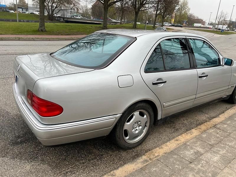 Usata Mercedes E270 1999 Argento Berlina