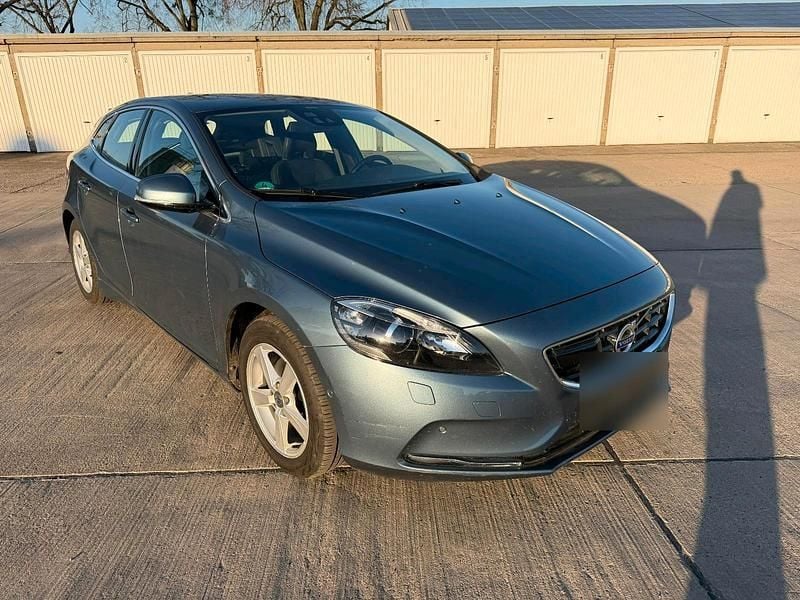 Gebraucht Volvo V40 Momentum 150 PS (110 kW) 2012 Blau Kleinwagen