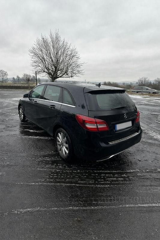 Gebraucht Mercedes B200 136 PS (100 kW) 2018 Schwarz Van / Kleinbus
