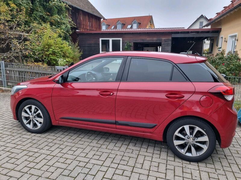 Rot Gebraucht 2017 Hyundai i20 YES! Limousine | 11.500 € (Fairer Preis) - Bild 1/4