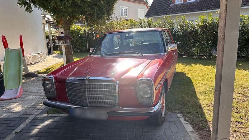 Gebraucht Mercedes 200 95 PS (69 kW) 1973 Rot Limousine