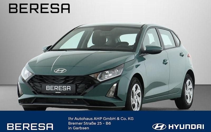 Neu Hyundai i20 Select 101 PS (74 kW) 2025 Grün Limousine