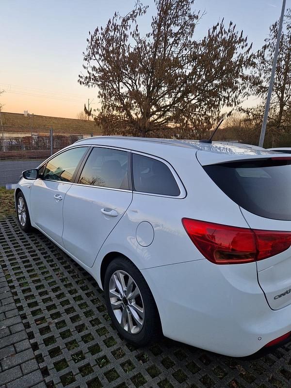 Gebraucht Kia Ceed 101 PS (74 kW) 2015 Weiß Kleinwagen