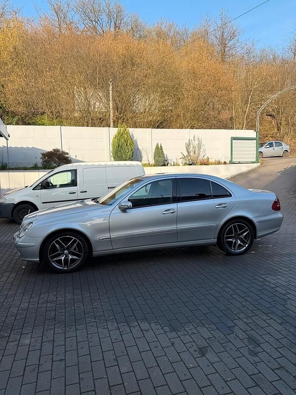 Gebraucht Mercedes E220 150 PS (110 kW) 2003 Silber Limousine