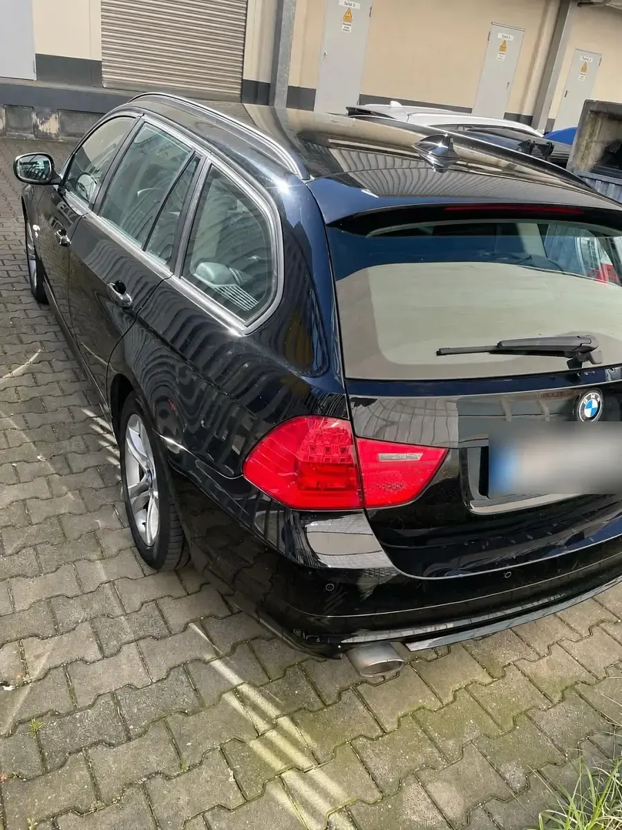 Gebraucht BMW 320 184 PS (135 kW) 2011 Schwarz Kombi