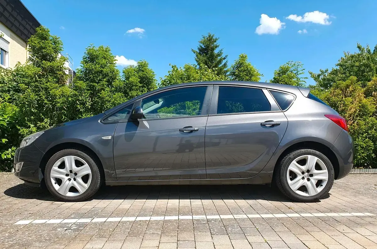Gebraucht Opel Astra 140 PS (102 kW) 2011 Grau Limousine