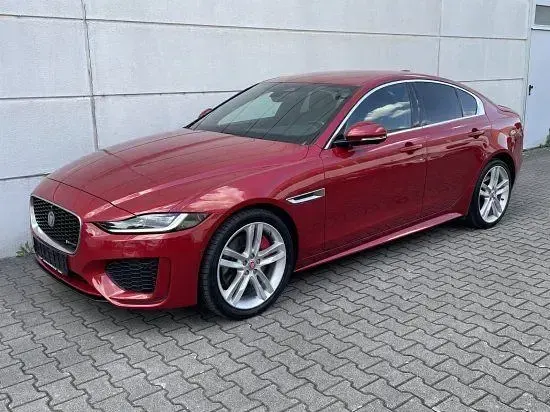 Używany Jaguar XE R-Dynamic 300 KM (220 kW) 2021 Czerwony Sedan/Limuzyna