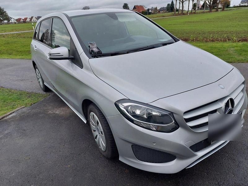 Silber Gebraucht 2015 Mercedes B200 Van / Kleinbus | 7.850 € (Superpreis) - Bild 1/4