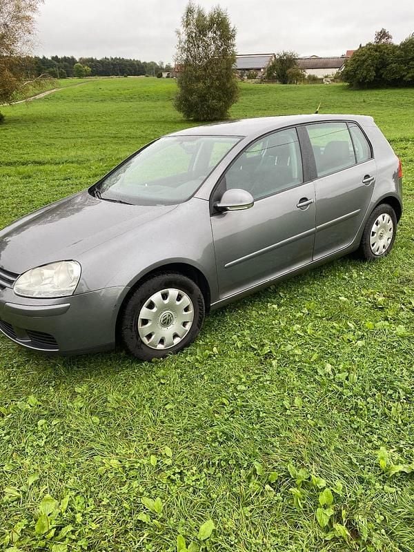 Braun Gebraucht 2005 VW Golf V Limousine | 2.890 € (Etwas zu teuer) - Bild 1/4