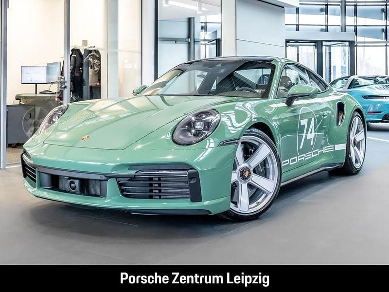Gruen Neu 2025 Porsche 911 Turbo Coupé | 319.992 € (Teuer) - Bild 1/4