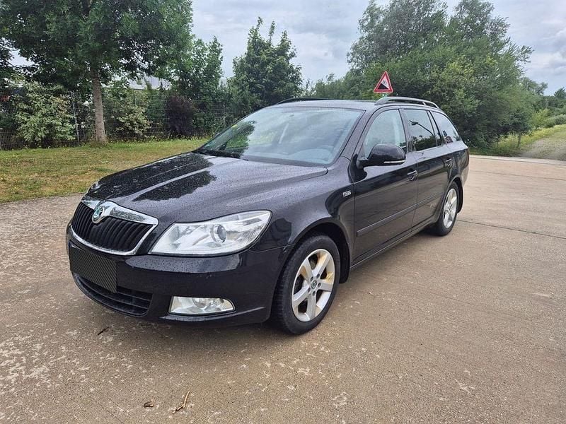 Schwarz Gebraucht 2012 Skoda Octavia Family Kombi | 4.599 € (Guter Preis) - Bild 1/4
