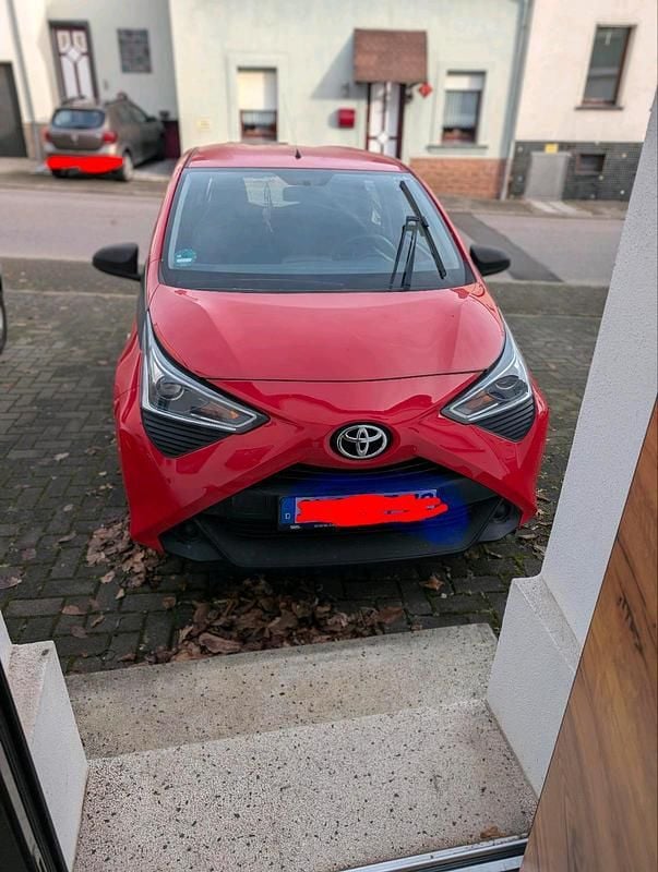 Rot Gebraucht 2018 Toyota Aygo Kleinwagen | 9.000 € (Etwas zu teuer) - Bild 1/1