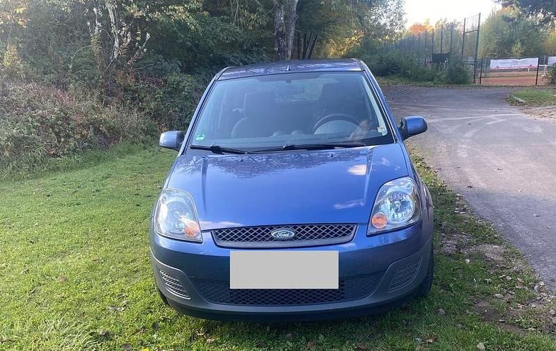 Blau Gebraucht 2005 Ford Fiesta Limousine | 1.800 € (Fairer Preis) - Bild 1/4