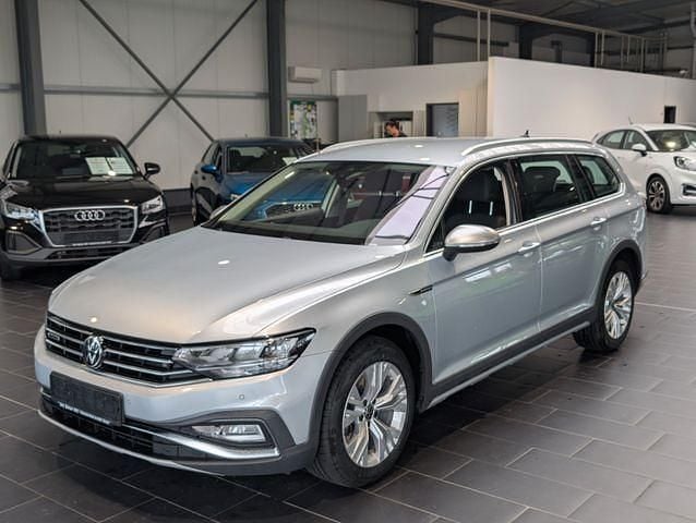 Silber Gebraucht 2021 VW Passat Alltrack Kombi | 24.900 € (Fairer Preis) - Bild 1/4