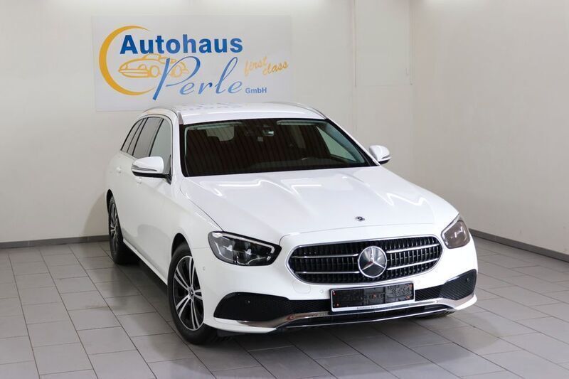 Weiß Gebraucht 2022 Mercedes E220 Avantgarde Limousine | 32.990 € (Guter Preis) - Bild 1/4