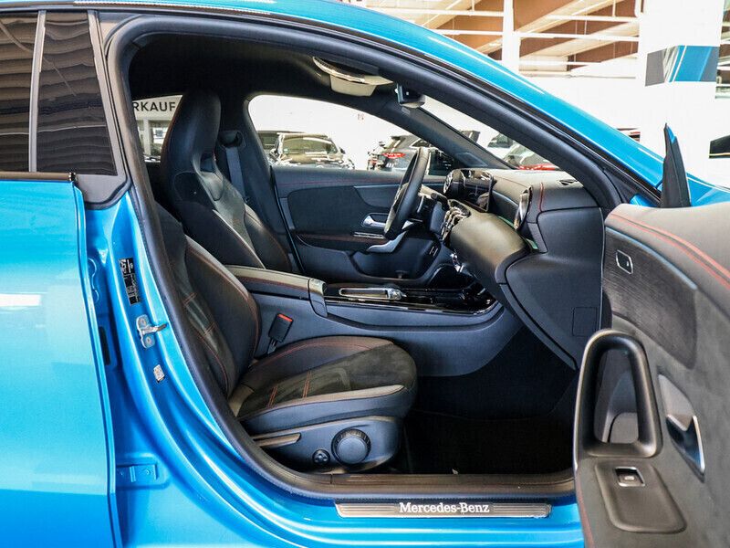 Gebraucht Mercedes CLA220 Premium 190 PS (139 kW) 2024 Blau / hyperblau Limousine