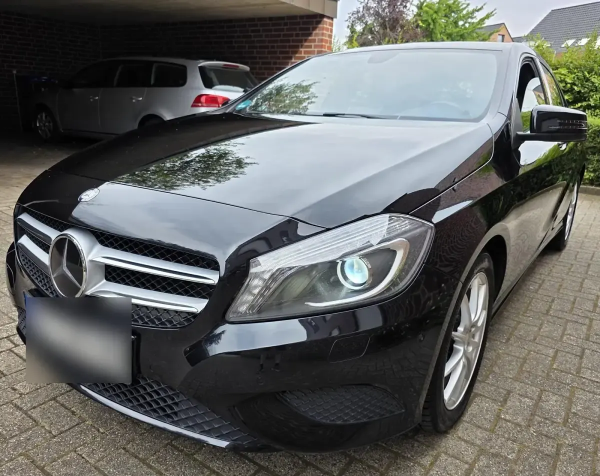 Gebraucht Mercedes A180 109 PS (80 kW) 2014 Schwarz Kleinwagen